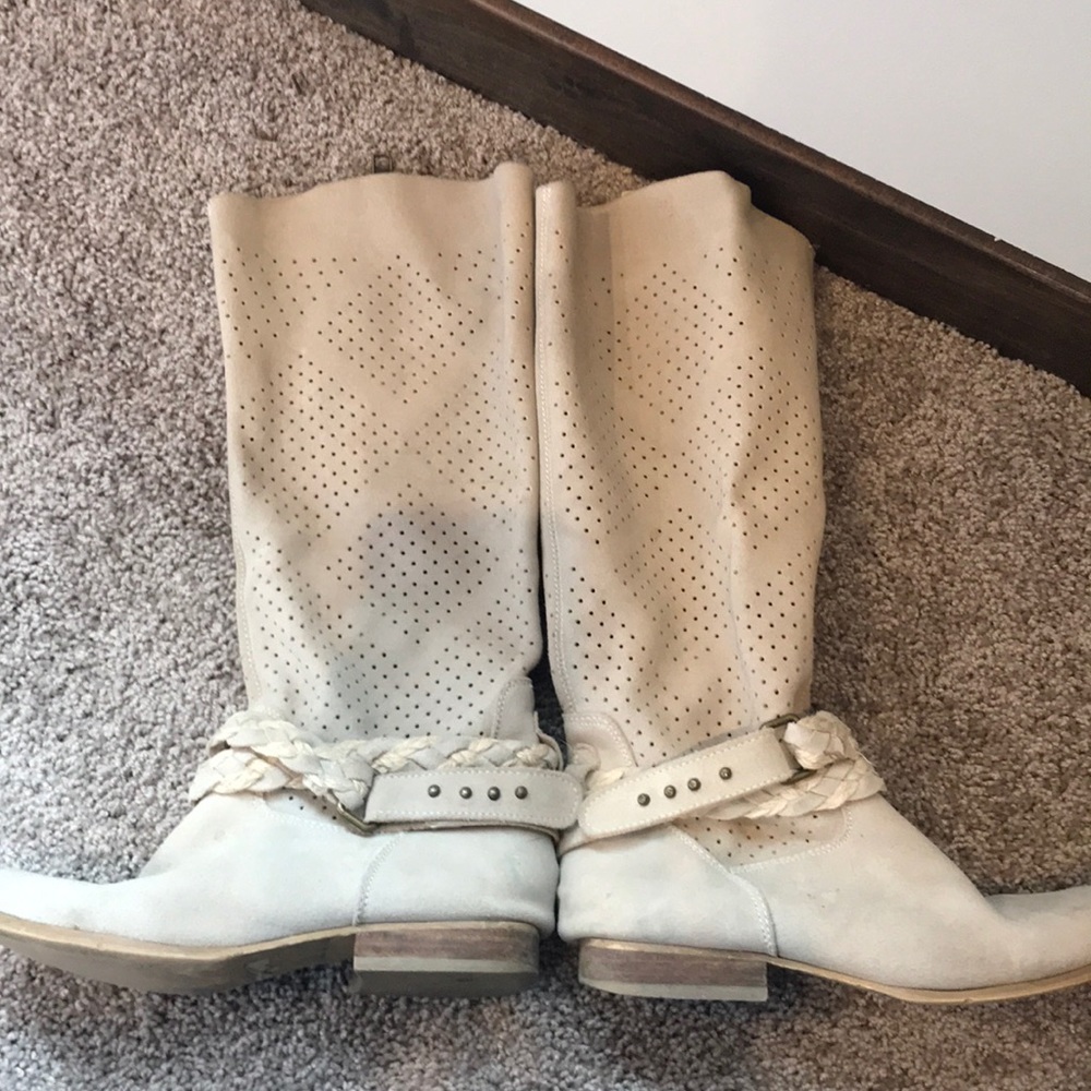 Boots - Picture 3 of 4